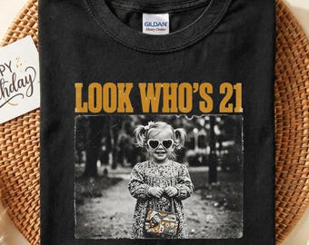Shirt met aangepaste foto look Who's Twenty One, gepersonaliseerd T-shirt 21e verjaardag, 21 jaar verjaardagscadeau, outfit verjaardagsfeestje