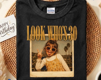 Benutzerdefinierte Look Wer ist 30 Shirt, personalisiertes Vintage Foto Geburtstag T-Shirt, Geschenk zum 30. Geburtstag, Retro Polaroid Custom Face Shirt, Geburtstagskönigin