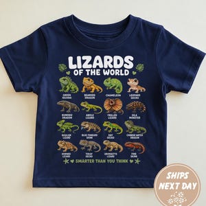 Peut inclure: Un t-shirt bleu marine à manches courtes avec une impression graphique intitulée Lizards of the World. Le motif présente quinze espèces de lézards illustrées avec leurs noms, dont Green Iguana, Komodo Dragon et Gila Monster, avec le texte Smarter Than You Think.