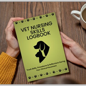 Op de afbeelding: Een groen logboek met de titel "VET NURSING SKILLS LOGBOOK" en een zwart silhouet van een hond en een kat. De tekst "Track Skills, Procedures & Reflections During Your Clinical Placement" staat onderaan. Pootafdrukken omlijsten de boven- en onderkant.