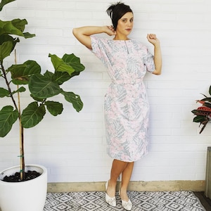 Vestido de verão floral rosa vintage dos anos 80, vestido midi de chá com botão e cinto