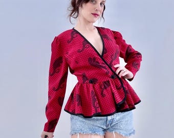 Bluzka z satyny w stylu vintage z lat 80. w kolorze czerwonym, z wzorem paisley | Bufiaste rękawy, falbana, baskinka, dekolt w serek, elegancka, elegancka bluzka | Leslie Fay