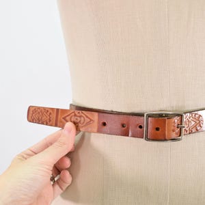 Cintura western vintage anni '90 / Pelle marrone sella lavorata / Motivo azteco in rilievo / Estetica da cowboy del sud-ovest