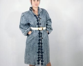 Vintage 80er Jahre Acid Wash Mantel | Bestickte Midi Jeansjacke | New-Wave-Ästhetik