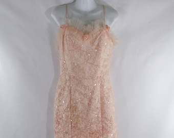 1980s Peach Hour Glass Lace and Pailletten-Overlay Abendkleid von Roberta, Alternative Hochzeit, Tüllzug