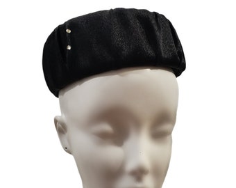 Sombrero pastillero de ala plisada de tela de corteza negra de la década de 1960