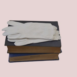 1950s/1960s White Wrist Length Cotton Gloves