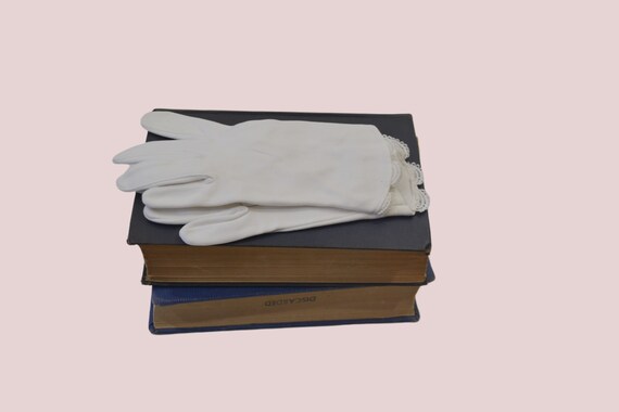 1950s/1960s White Wrist Length Cotton Gloves - image 1