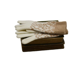 1970s/1980s Cream and Beige Knit Winter Gloves by English Village