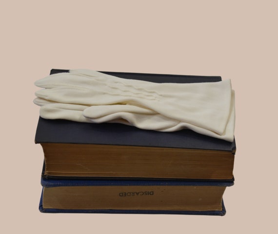 1960s Creamy White Ladies Wrist Length Nylon Glov… - image 2