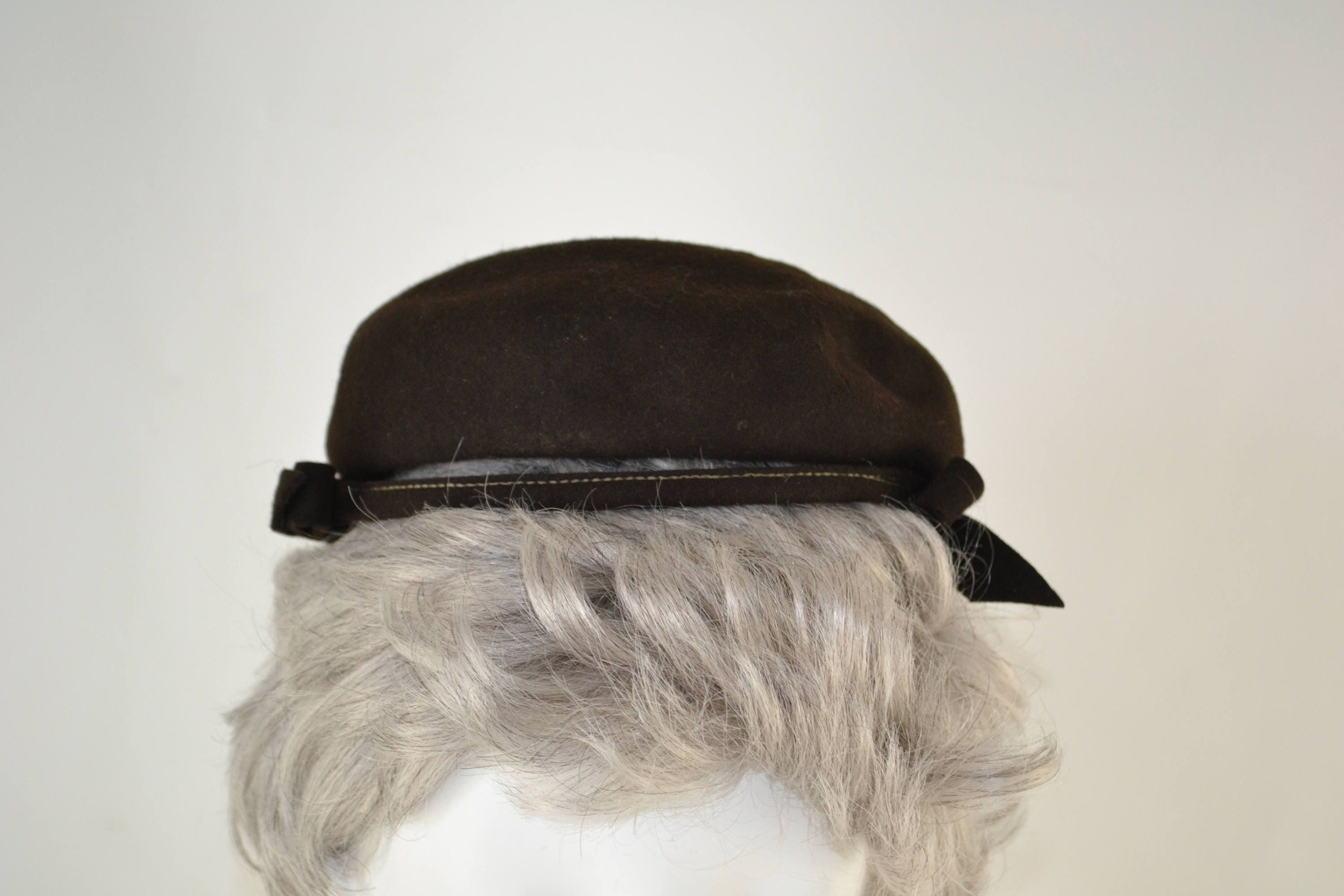 1950s Brown Felted Wool Fascinator by Haverhill Radford  display picture 1