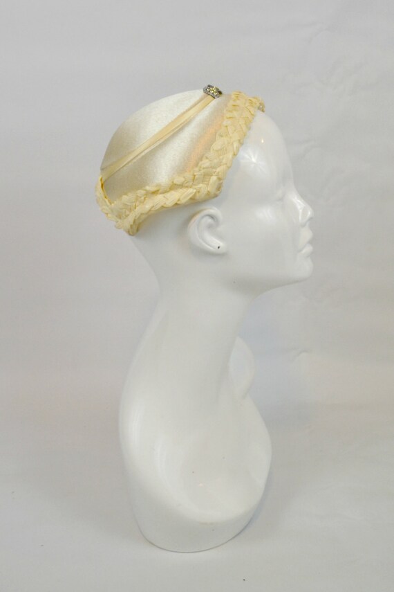 1950s Ivory Wedding Fascinator Hat With Bow Rhinestone  display picture 1