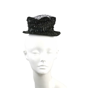 Mini haut-de-forme noir vintage en sequins et résille par Evelynvaron Model