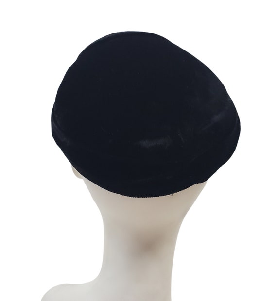 1950s Black Velvet Fascinator Hat with Veil - image 3