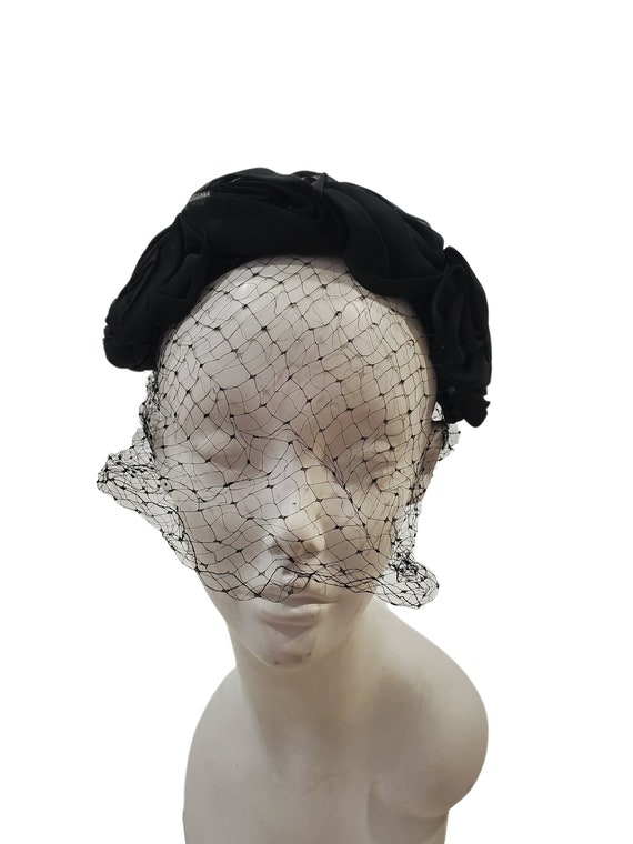 1950s/1960s Black Floral Fascinator Casque Hat wit