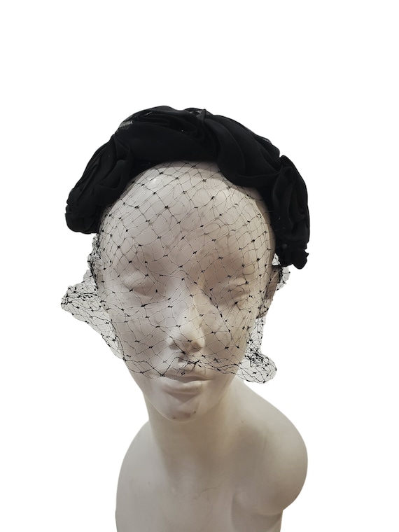 1950s/1960s Black Floral Fascinator Casque Hat With Veil - Etsy display picture 2