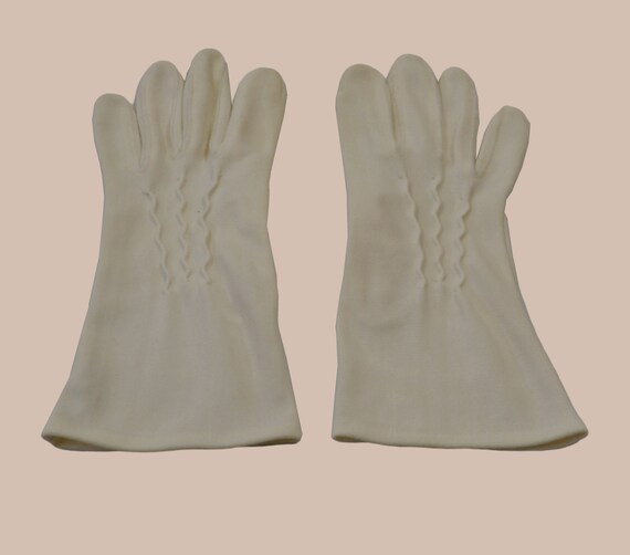 1960s Creamy White Ladies Wrist Length Nylon Glov… - image 3