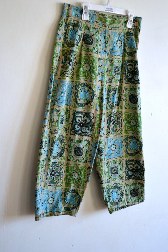 1960s Floral Tile Print Capri Pants, High Waisted… - image 4