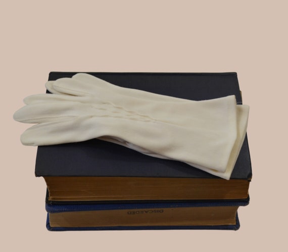 1960s Creamy White Ladies Wrist Length Nylon Glov… - image 1