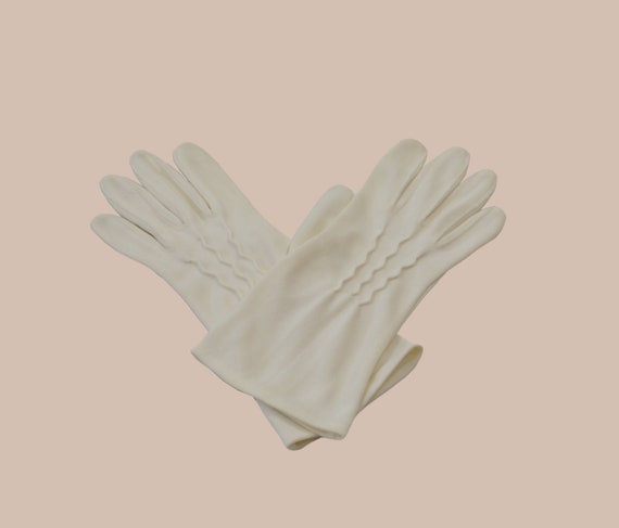 1960s Creamy White Ladies Wrist Length Nylon Glov… - image 4