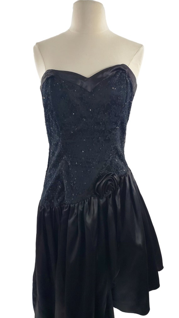 1980s Black Strapless Asymmetrical Hem Dress by G… - image 7