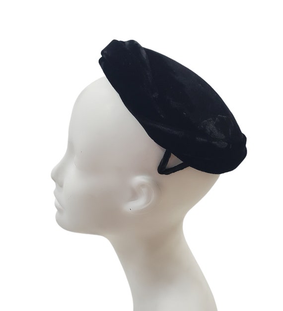 1950s Black Velvet Fascinator Hat with Veil - image 2