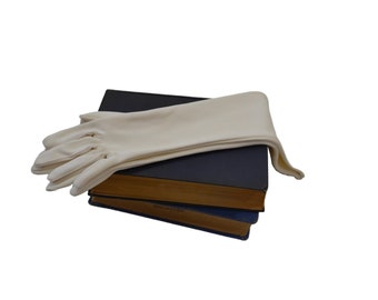 1960s White Ladies Mid Arm Length Nylon Gloves by Crescendoe Caresse, Size 6
