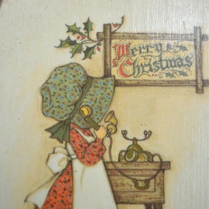 Vintage Holly Hobbie Merry Christmas Wooden Wall Plaque, Girl in Big Hat Answering the Phone image 3