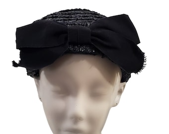 Chapeau style boîte à pilules en raphia bleu foncé années 50/60, taille 7