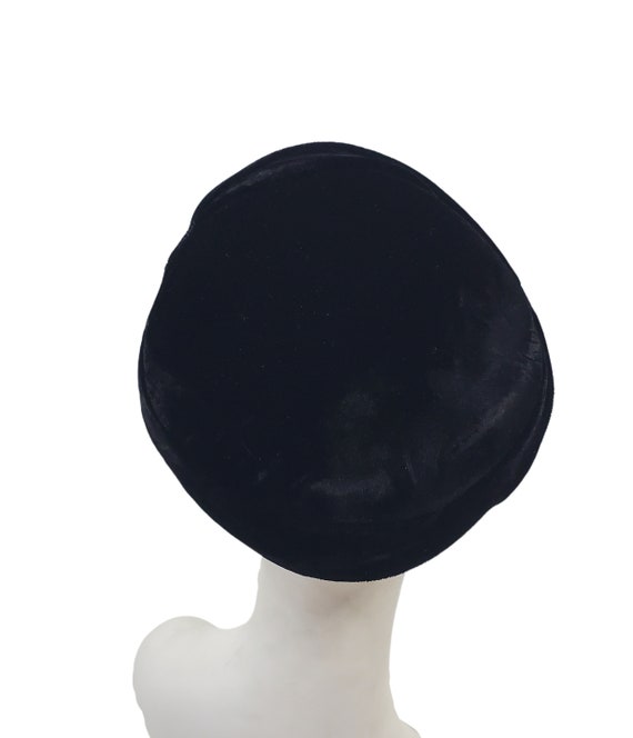 1950s Black Velvet Fascinator Hat with Veil - image 4