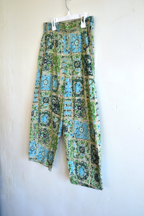 1960s Floral Tile Print Capri Pants, High Waisted… - image 3