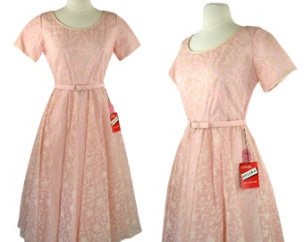 1950er / 1960er Jahre NOS Pink Sheer White Gesticktes Blumen-Overlay-Kleid von Cohama Bylura, Plant Fresh