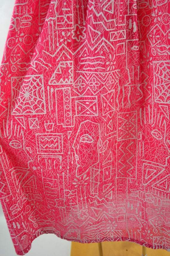 1980s/1990s Pink and White Tiki Print Muumuu Dres… - image 8