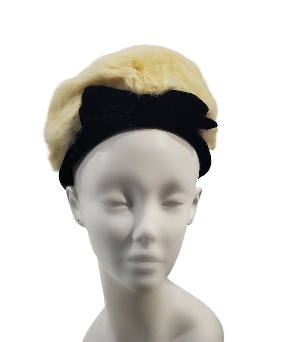 1950s/1960s Ivory Cream Genuine Mink Fur Pillbox Hat, Size 7  display picture 3