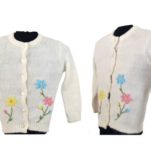 1960 年代の女児用ホワイト カーディガン セーター、ピンク、ブルー、イエローの刺繍入り花柄