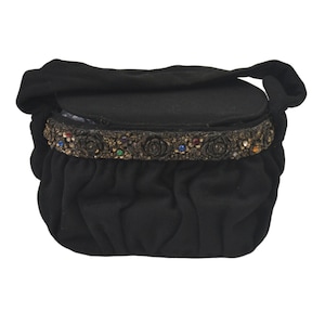 Bolso de tela y banda de metal tallado en negro de los años 50 de K&G Charlet