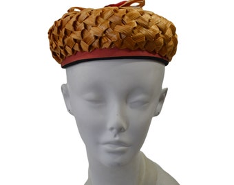 Chapeau boîte à pilules en paille naturelle et en raphia des années 1950/60 par Polsky's, taille 6 5/8