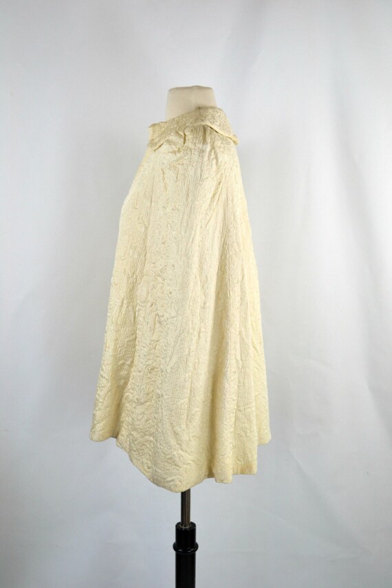 1940s Ivory Quilted Satin Cape or Bed Jacket, Pai… - image 4