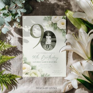 Op de afbeelding: Een uitnodiging voor een 90e verjaardag met een vintage esthetiek. Het ontwerp bevat een zwart-witfoto van een kind, bloemaccenten en elegante typografie. De uitnodiging bevat evenementdetails en RSVP-informatie.