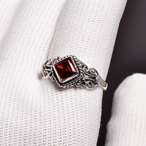 Anillo Art Déco cuadrado de granate rojo natural en plata de ley 925, hecho a mano con filigrana. Regalo ideal para aniversarios.