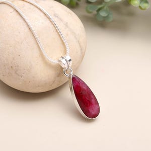 Könnte beinhalten: Ein Set aus drei Keramikbechern mit gesprenkelter, matter Oberfläche. Die Becher sind in den Farbtönen Creme, Hellgrau und Dunkelgrau gehalten. Jeder Becher hat ein schlichtes, minimalistisches Design, ideal für Kaffee oder Tee.