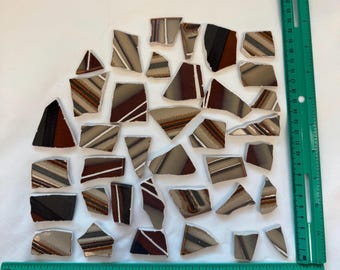 Kawałki mozaiki z naczyń, odłamki ceramiki w odcieniach ziemi do biżuterii i rękodzieła.