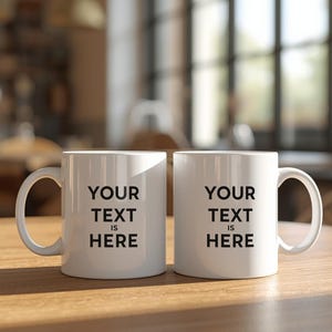 以下が含まれることがあります： 黒い持ち手と「But First, Coffee」の文字が黒い手書き風フォントで書かれた白いセラミックマグ。マグカップは白い表面に置かれています。