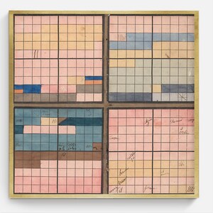 以下が含まれることがあります： 4つの正方形に分割されたグリッド紙。各正方形はさらに小さな正方形に分割されています。正方形はピンク、ブルー、イエロー、ブラウンなど、さまざまな色で塗りつぶされています。正方形には「リヨン」や「フランクフルト」などの手書きのメモがあります。