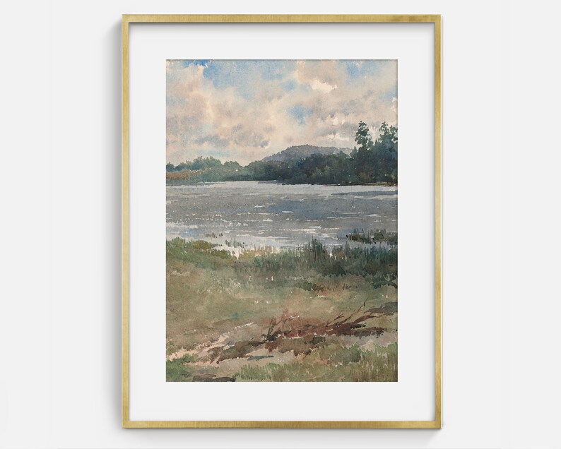 以下が含まれることがあります： 湖の風景を描いた水彩画。草の生えた湖畔と、背景に森に覆われた丘が描かれている。空は曇っていて青い。