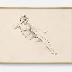Pu&ograve; includere: Un disegno a matita in bianco e nero di una donna nuda seduta con il braccio alzato verso la testa. La donna &egrave; raffigurata in una posa rilassata, con le gambe distese e la testa leggermente inclinata di lato.