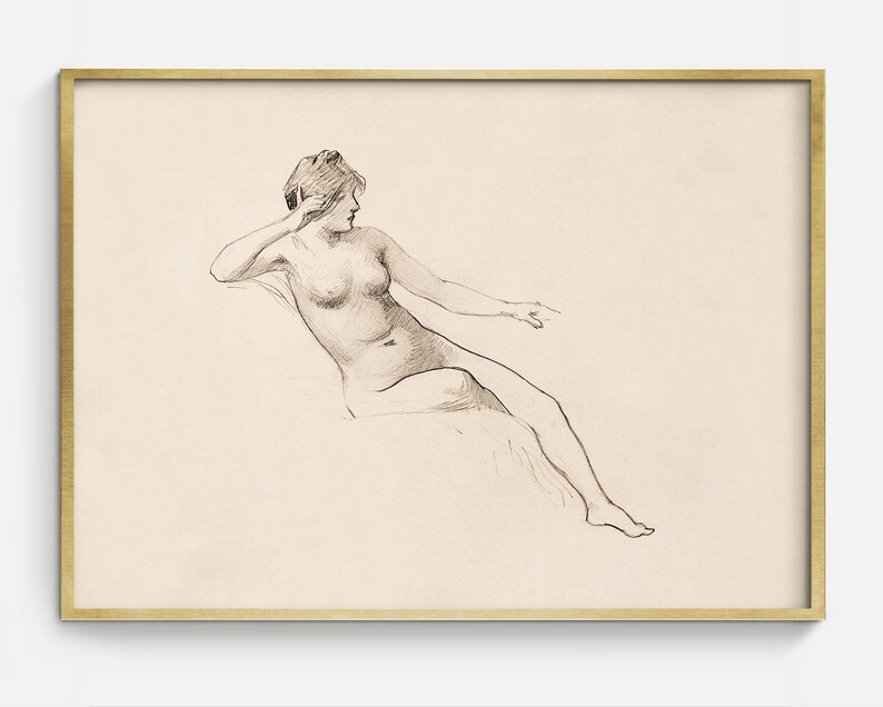 Pu&ograve; includere: Un disegno a matita in bianco e nero di una donna nuda seduta con il braccio alzato verso la testa. La donna &egrave; raffigurata in una posa rilassata, con le gambe distese e la testa leggermente inclinata di lato.