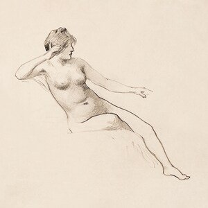 Pu&ograve; includere: Un disegno a matita in bianco e nero di una donna nuda seduta con il braccio appoggiato sulla testa. Sta guardando a destra e la sua gamba destra &egrave; estesa.