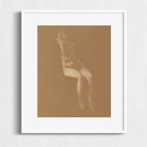 K&ouml;nnte beinhalten: Eine wei&szlig;e Kreidezeichnung einer nackten Figur, die mit gekreuzten Beinen auf einem braunen Hintergrund sitzt.