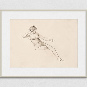 Pu&ograve; includere: Un disegno a matita in bianco e nero di una figura nuda seduta con il braccio appoggiato alla testa. La figura &egrave; rivolta a destra e le gambe sono distese.